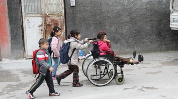 Un grupo de hermanos sirios refugiados de camino a la escuela en Adana, Turquía.