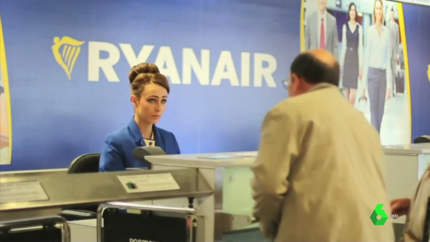 Imagen de una azafata de Ryanair Imagen de una azafata de Ryanair
