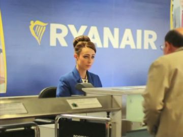 Imagen de una azafata de Ryanair Imagen de una azafata de Ryanair