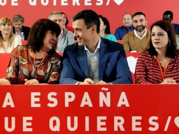 El presidente del Gobierno, Pedro Sánchez, la portavoz del PSOE en el Congreso Adriana Lastra, y la presidenta del PSOE Cristina Narbona El presidente del Gobierno, Pedro Sánchez, la portavoz del PSOE en el Congreso Adriana Lastra, y la presidenta del PSOE Cristina Narbona