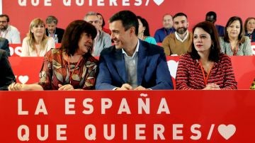 El presidente del Gobierno, Pedro Sánchez, la portavoz del PSOE en el Congreso Adriana Lastra, y la presidenta del PSOE Cristina Narbona