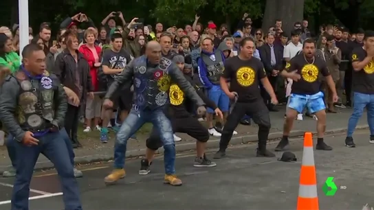 La haka de unos moteros maorís para homenajear a las víctimas del atentado en Nueva Zelanda La haka de unos moteros maorís para homenajear a las víctimas del atentado en Nueva Zelanda