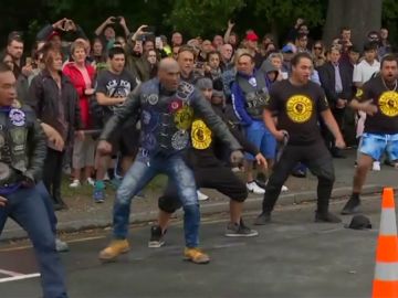 La haka de unos moteros maorís para homenajear a las víctimas del atentado en Nueva Zelanda La haka de unos moteros maorís para homenajear a las víctimas del atentado en Nueva Zelanda