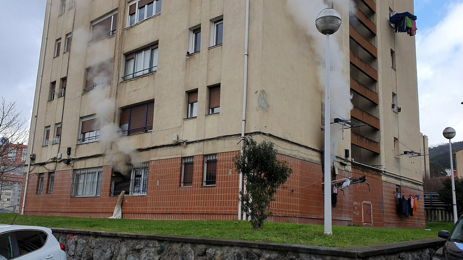 Desalojan un edificio de 15 plantas en Bilbao por un incendio