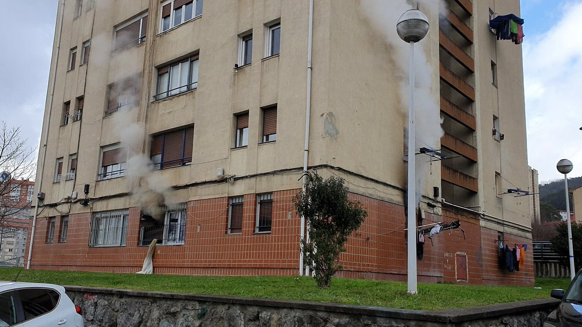 Desalojan un edificio de 15 plantas en Bilbao por un incendio