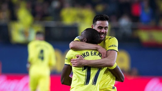 Iborra y Ekambi se abrazan para celebrar el gol del Villarreal Iborra y Ekambi se abrazan para celebrar el gol del Villarreal