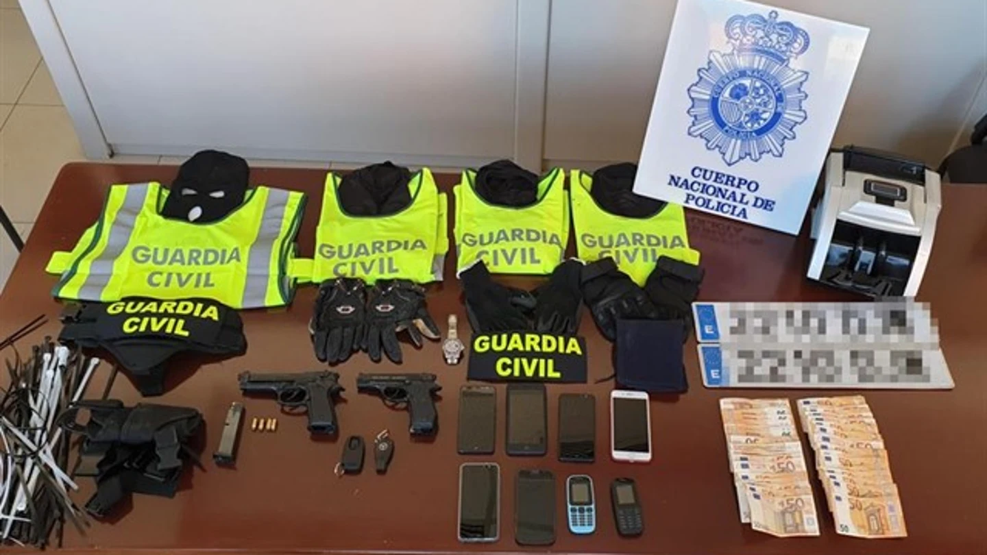 Material incautado a un grupo que se hacía pasar por Guardia Civil Material incautado a un grupo que se hacía pasar por Guardia Civil
