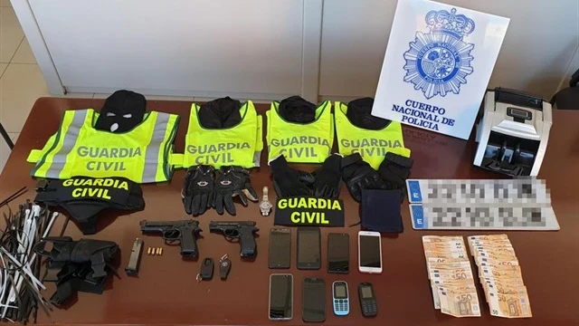 Material incautado a un grupo que se hacía pasar por Guardia Civil