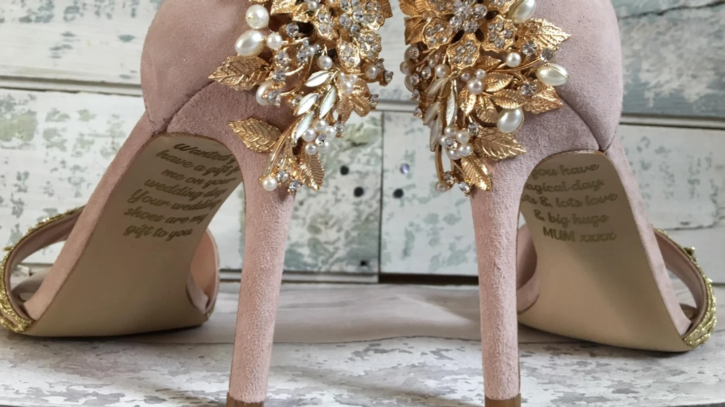 Mensaje de una madre con cáncer a su hija en los zapatos de su boda Mensaje de una madre con cáncer a su hija en los zapatos de su boda