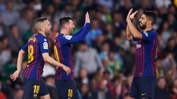 Messi y Suárez se felicitan por el gol del Barça