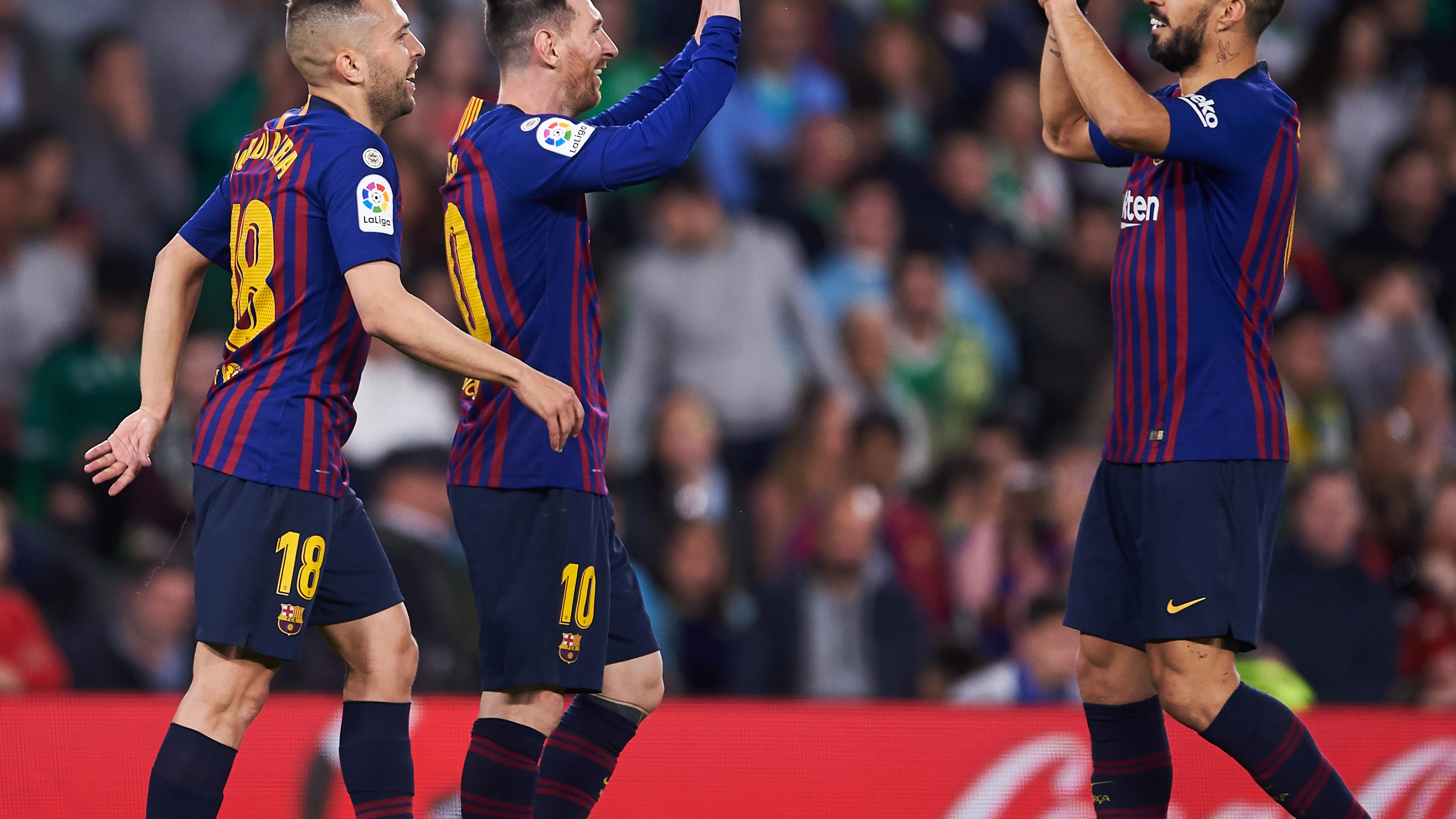 Messi y Suárez se felicitan por el gol del Barça