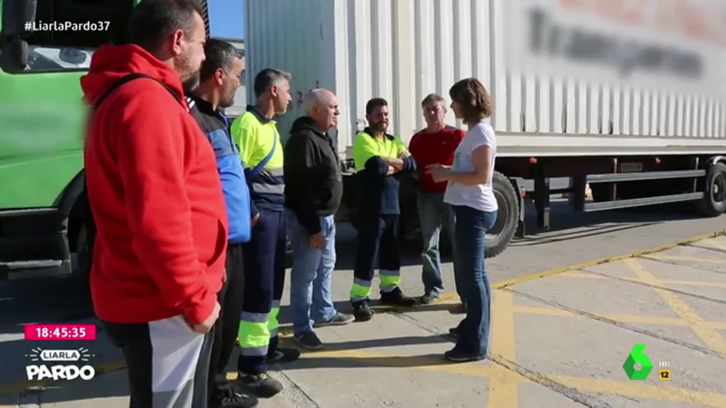 La denuncia de un trasportista en Liarla Pardo: "Mientras hacíamos la entrevista un migrante ha hecho la 'cama' debajo de mi camión" La denuncia de un trasportista en Liarla Pardo: "Mientras hacíamos la entrevista un migrante ha hecho la 'cama' debajo de mi camión"