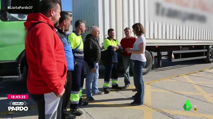 La denuncia de un trasportista en Liarla Pardo: "Mientras hacíamos la entrevista un migrante ha hecho la 'cama' debajo de mi camión"