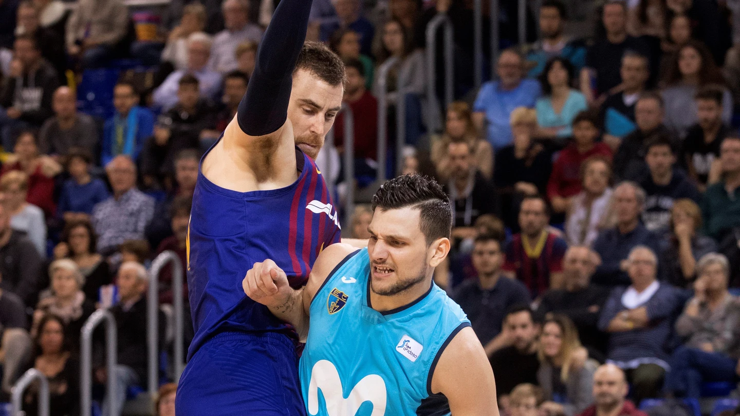 Víctor Claver defiende una acción ante el Estudiantes Víctor Claver defiende una acción ante el Estudiantes