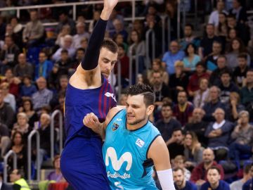 Víctor Claver defiende una acción ante el Estudiantes Víctor Claver defiende una acción ante el Estudiantes