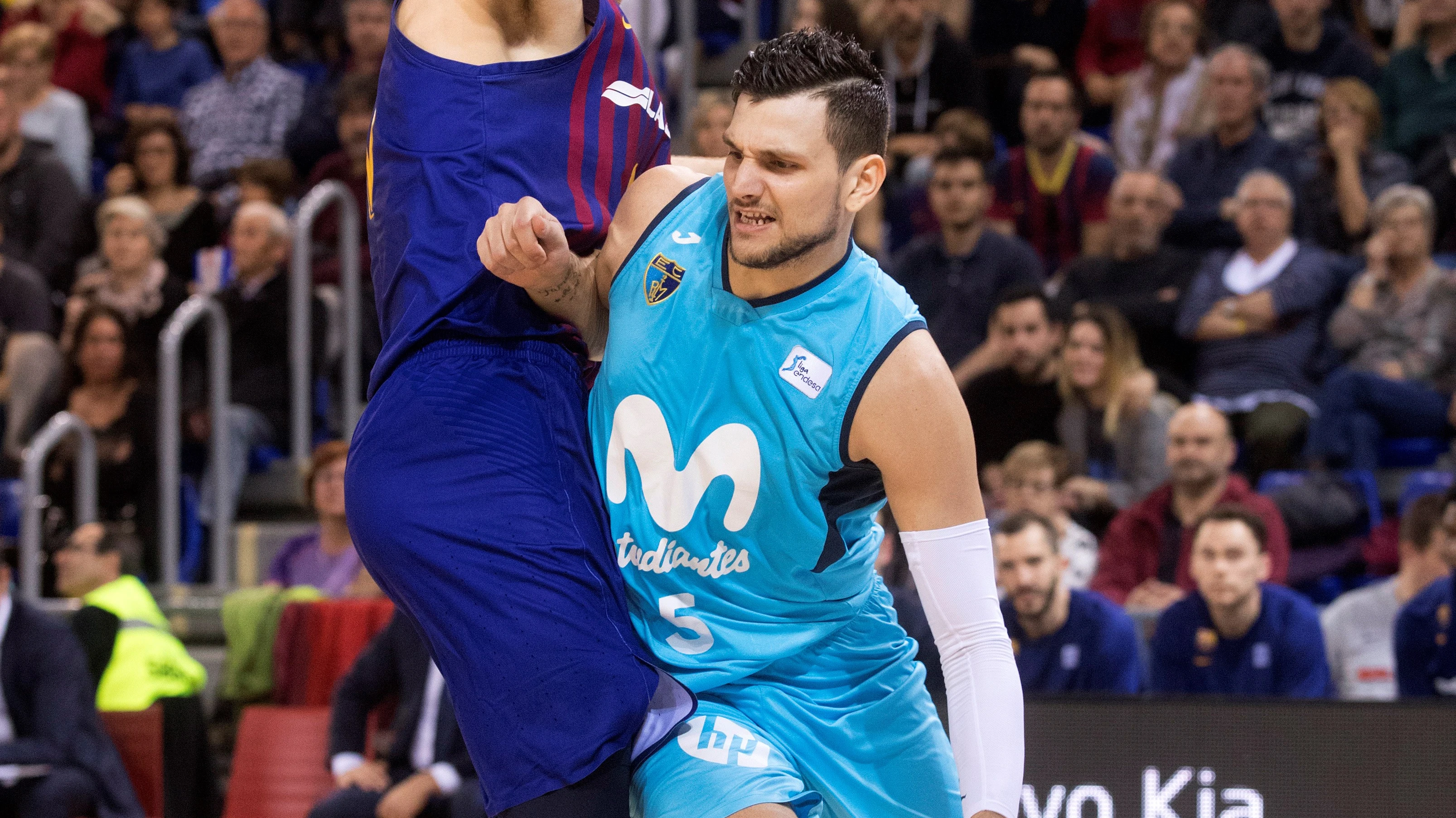 Víctor Claver defiende una acción ante el Estudiantes