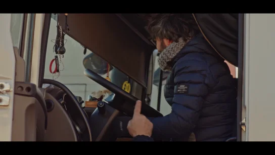 Un camionero le muestra a Jordi Évole cómo funciona el tacógrafo que marca sus tiempos de conducción y descanso Un camionero le muestra a Jordi Évole cómo funciona el tacógrafo que marca sus tiempos de conducción y descanso