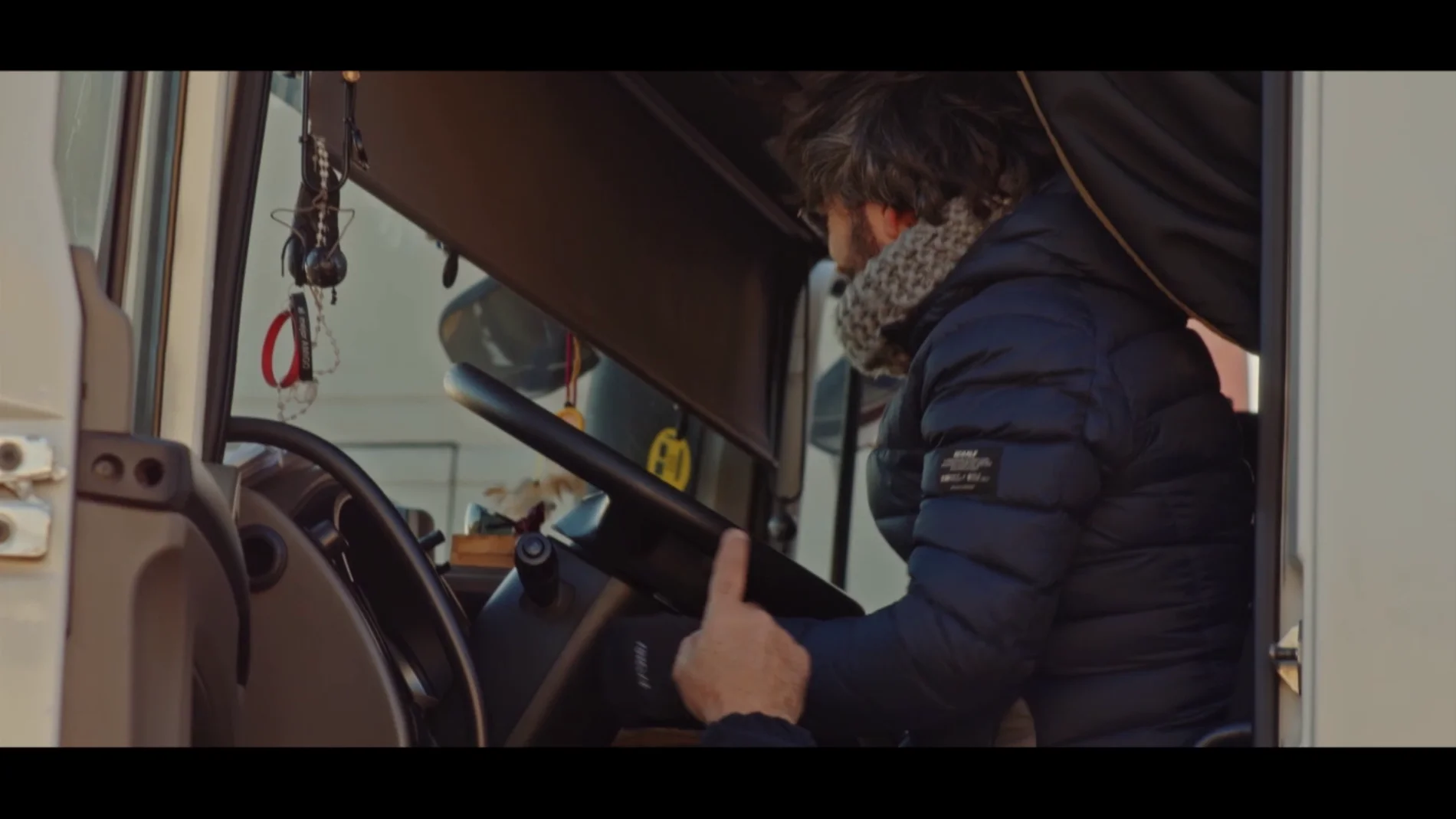 Un camionero le muestra a Jordi Évole cómo funciona el tacógrafo que marca sus tiempos de conducción y descanso