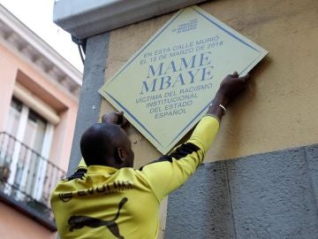 Placa en recuerdo de Mame Mbaye Placa en recuerdo de Mame Mbaye