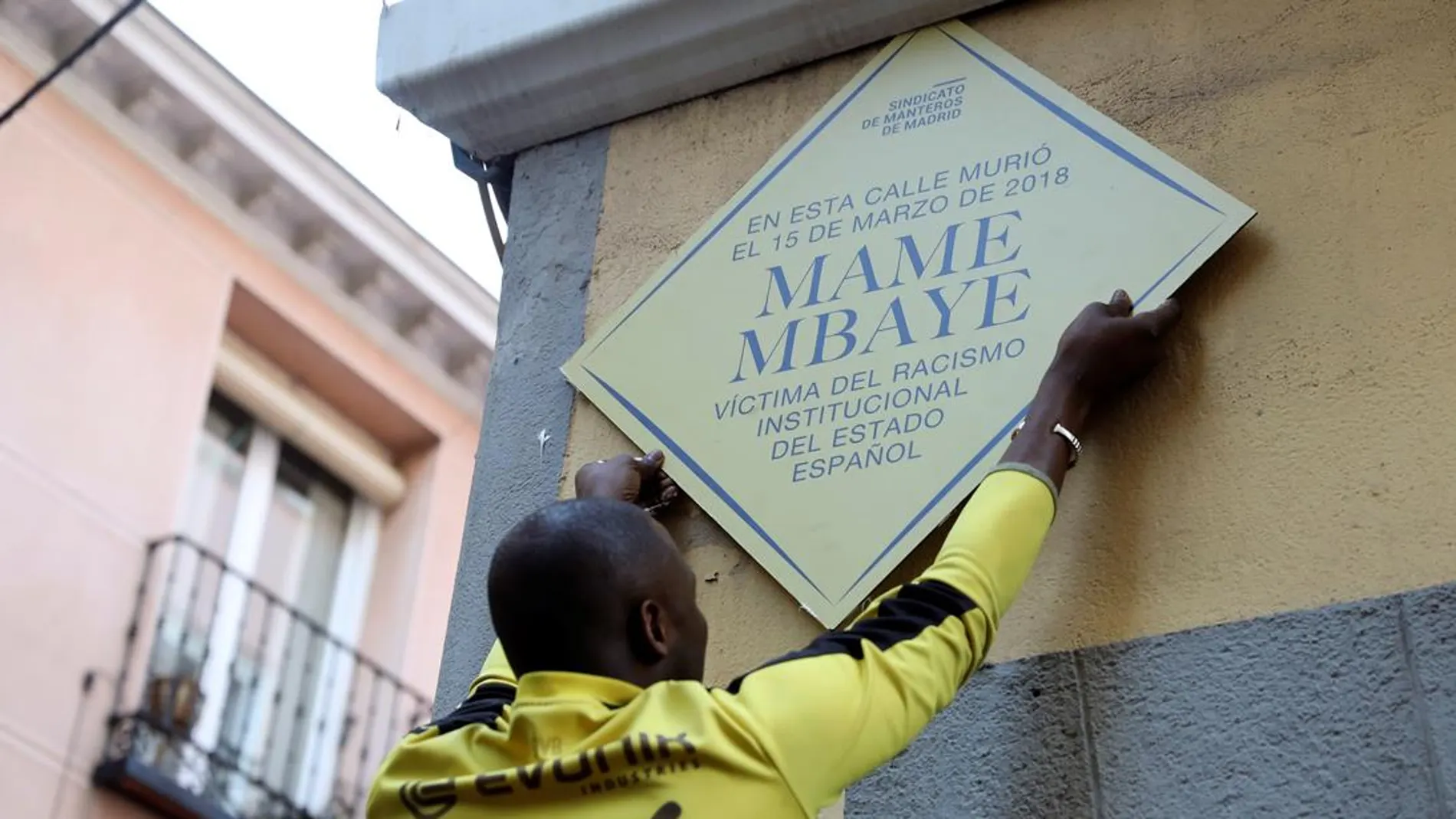 Placa en recuerdo de Mame Mbaye
