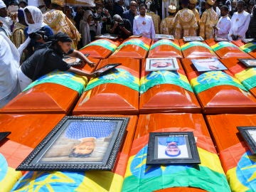 El multitudinario funeral de las víctimas del avión siniestrado en Etiopía El multitudinario funeral de las víctimas del avión siniestrado en Etiopía