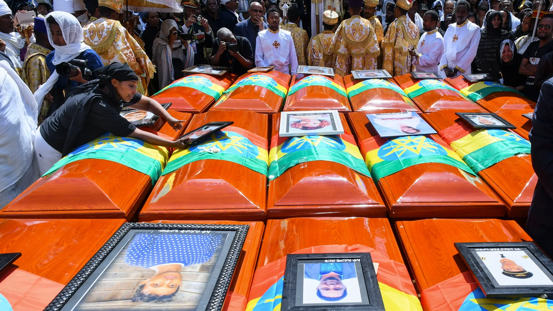 El multitudinario funeral de las víctimas del avión siniestrado en Etiopía