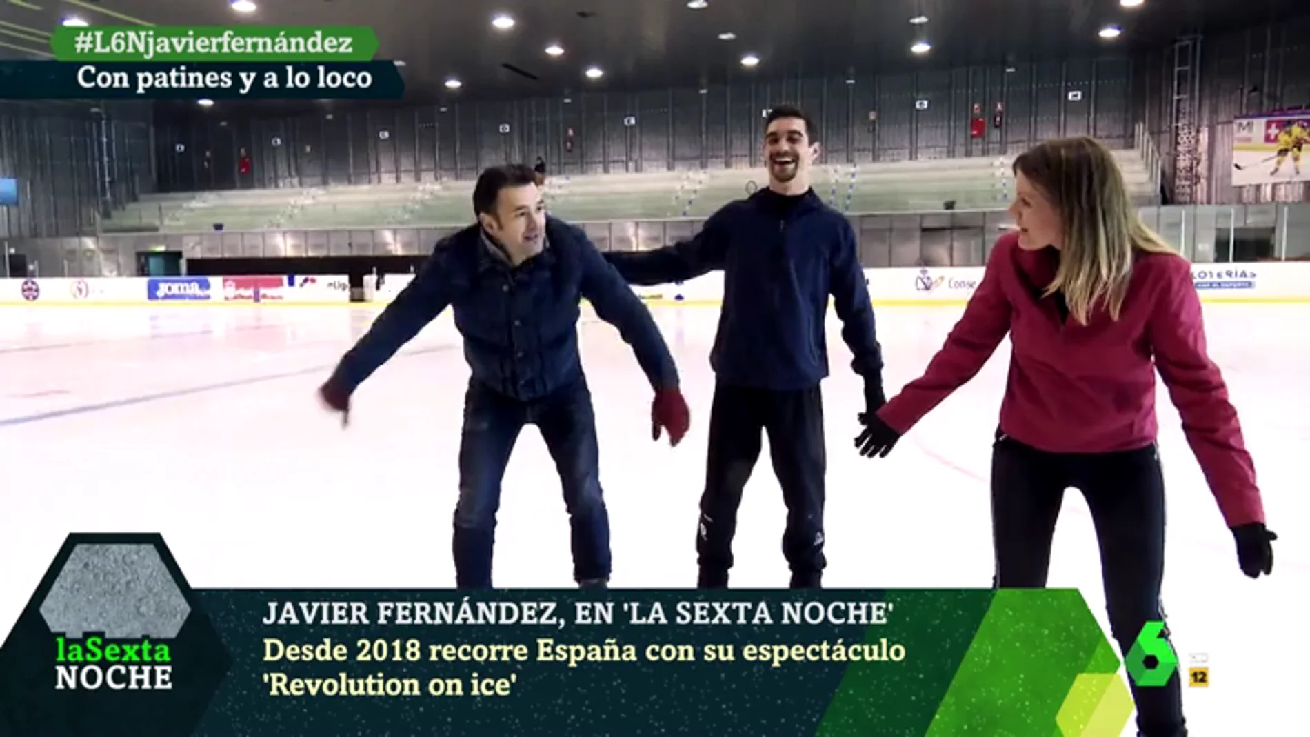 Javier Fernández intenta enseñar a patinar a Iñaki López y Andrea Ropero entre risas, caídas y 'abrazos'