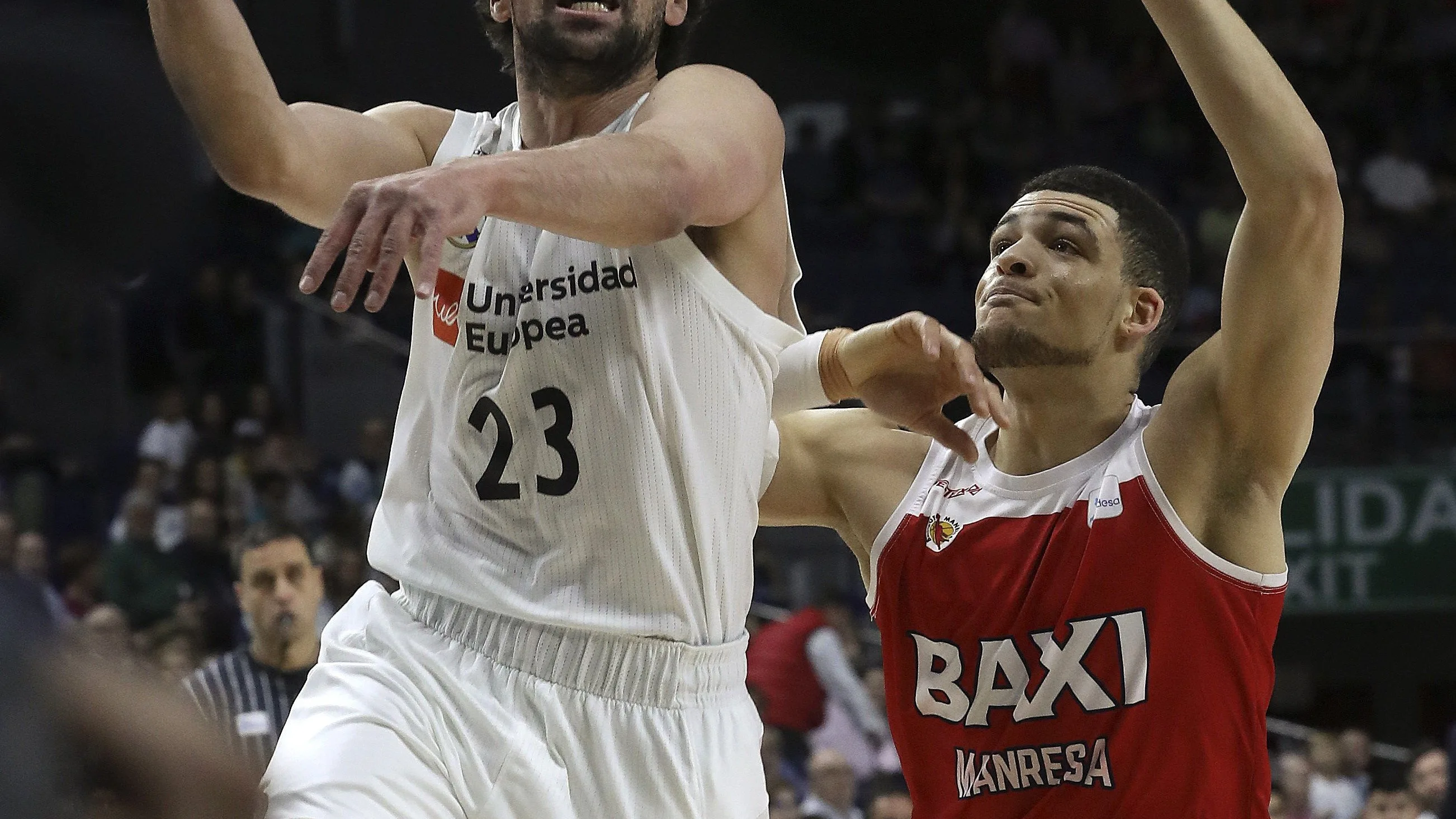 Llull penetra a canasta ante el Manresa