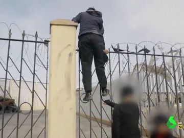 Liarla Pardo presencia cómo niños migrantes desesperados intentan subir a un barco desde Ceuta rumbo a la península Liarla Pardo presencia cómo niños migrantes desesperados intentan subir a un barco desde Ceuta rumbo a la península