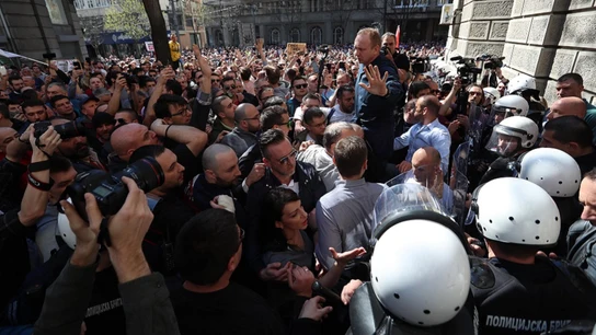 Miles de personas se concentran ante la sede de la Presidencia serbia para protestar contra el presidente Miles de personas se concentran ante la sede de la Presidencia serbia para protestar contra el presidente
