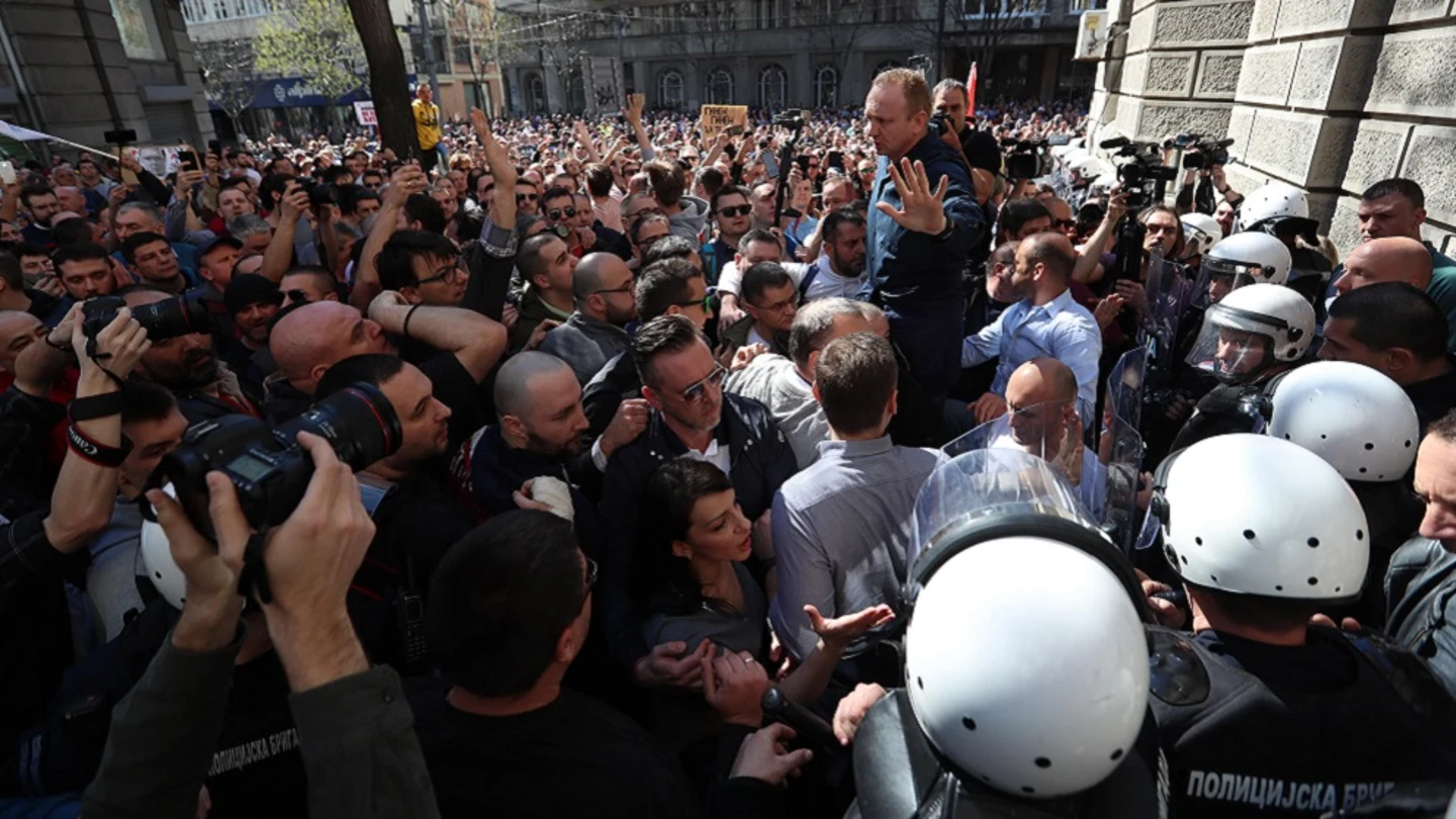 Miles de personas se concentran ante la sede de la Presidencia serbia para protestar contra el presidente Miles de personas se concentran ante la sede de la Presidencia serbia para protestar contra el presidente