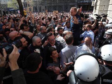 Miles de personas se concentran ante la sede de la Presidencia serbia para protestar contra el presidente Miles de personas se concentran ante la sede de la Presidencia serbia para protestar contra el presidente