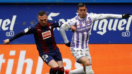 Arbilla y Sergi Guardiola disputan un balón en el partido Arbilla y Sergi Guardiola disputan un balón en el partido