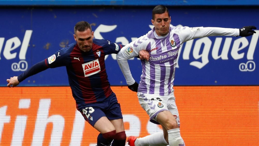 Arbilla y Sergi Guardiola disputan un balón en el partido