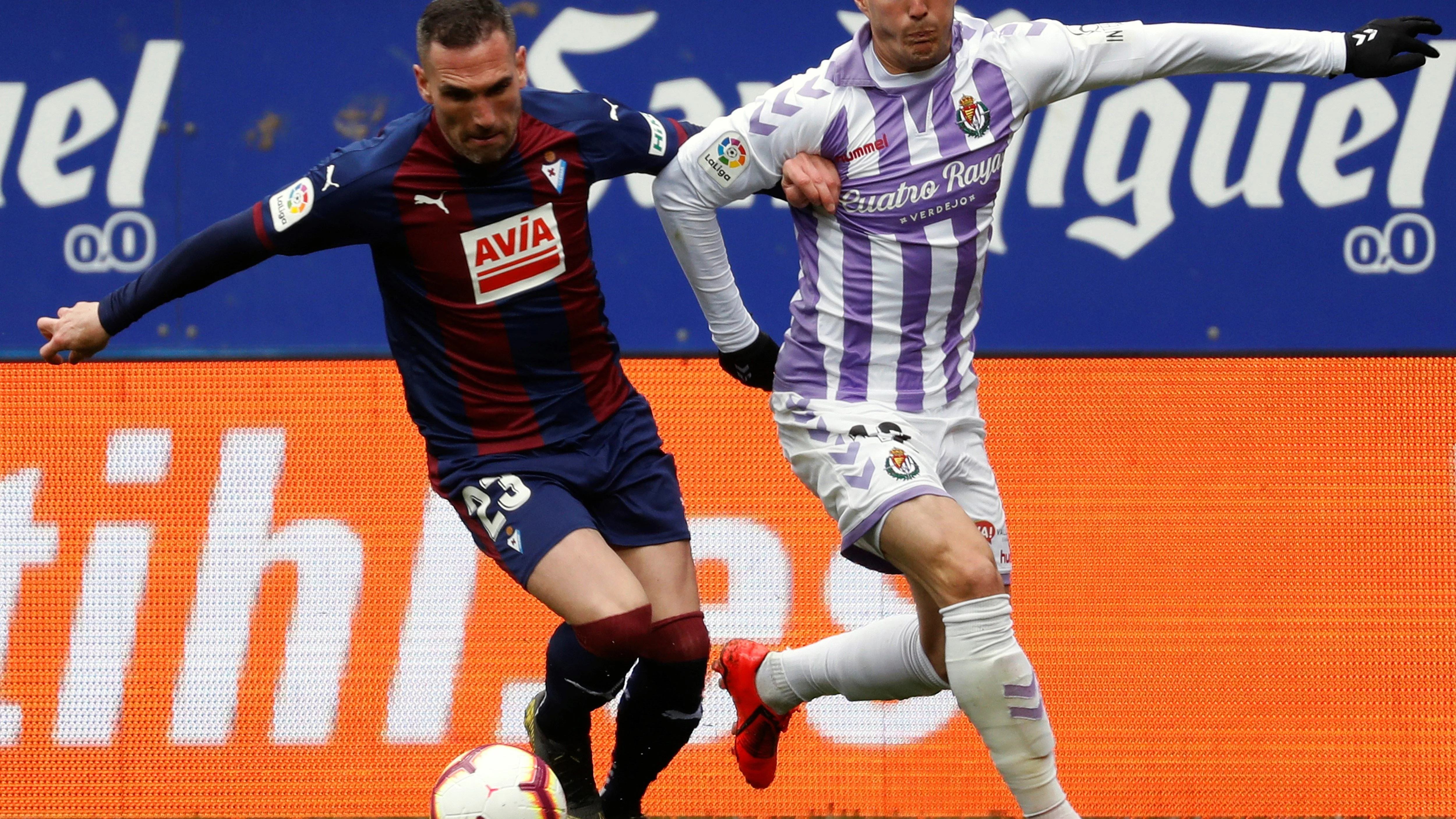 Arbilla y Sergi Guardiola disputan un balón en el partido