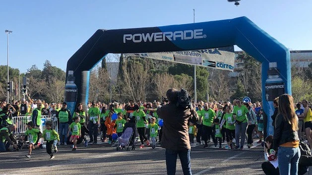 Miles de personas corren en Madrid por los menores que viven en residencias, a la espera de ser acogidos por familias.