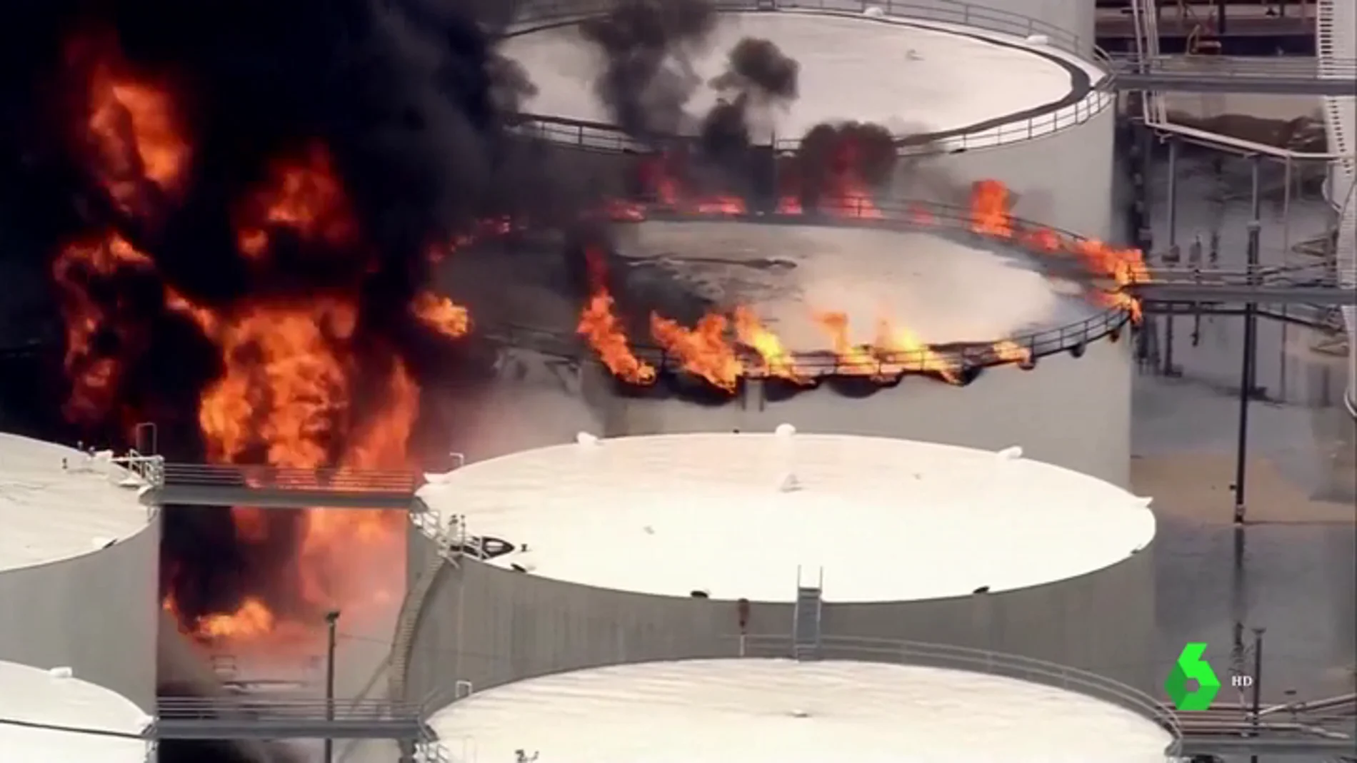 Las sorprendentes imágenes que deja el incendio en una refinería de petróleo de Houston
