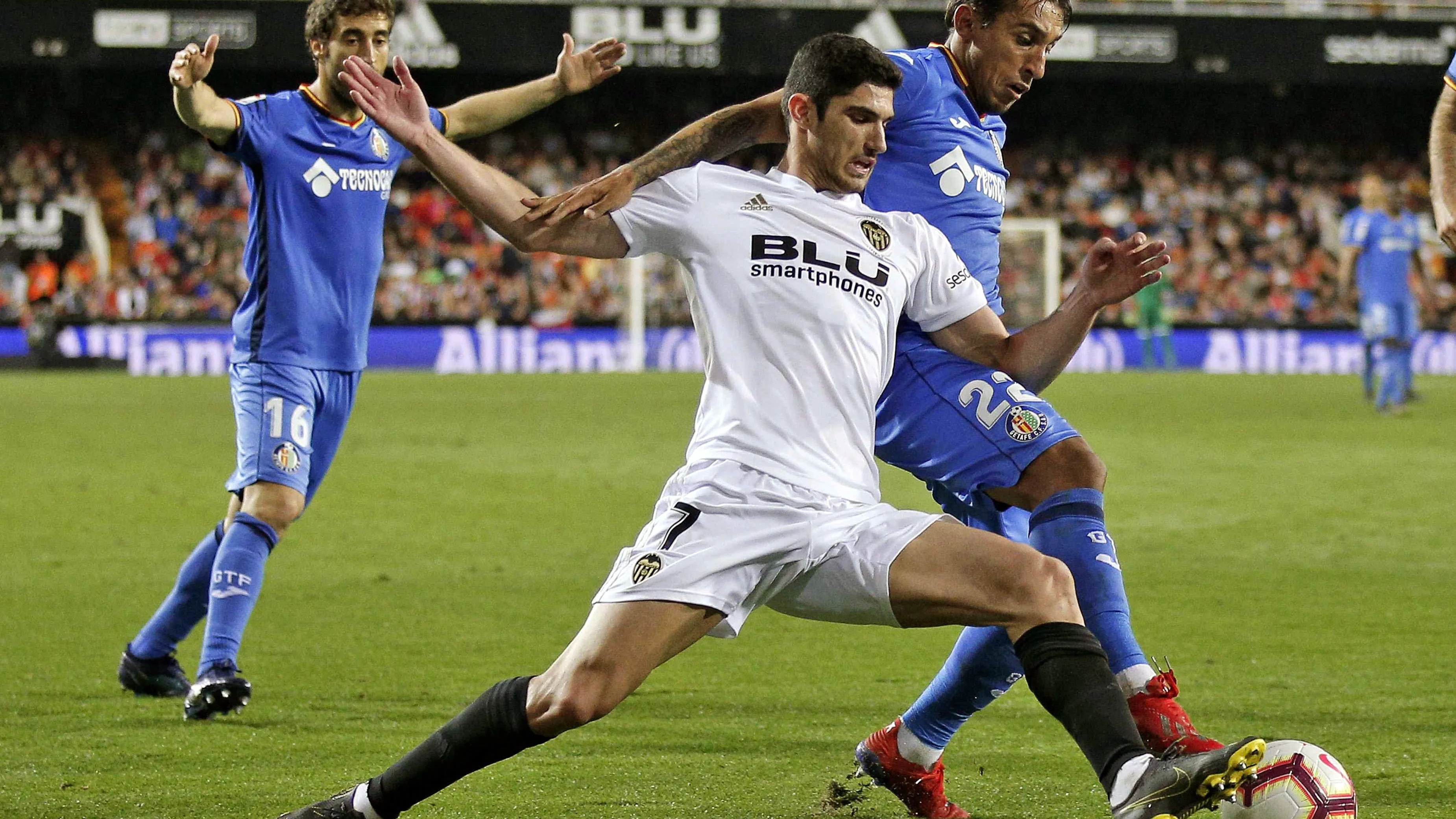 Guedes y Damián pelean por el balón