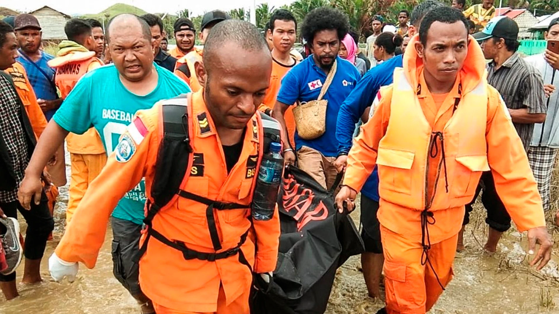 Traslado de un cadáver tras las riadas en Indonesia