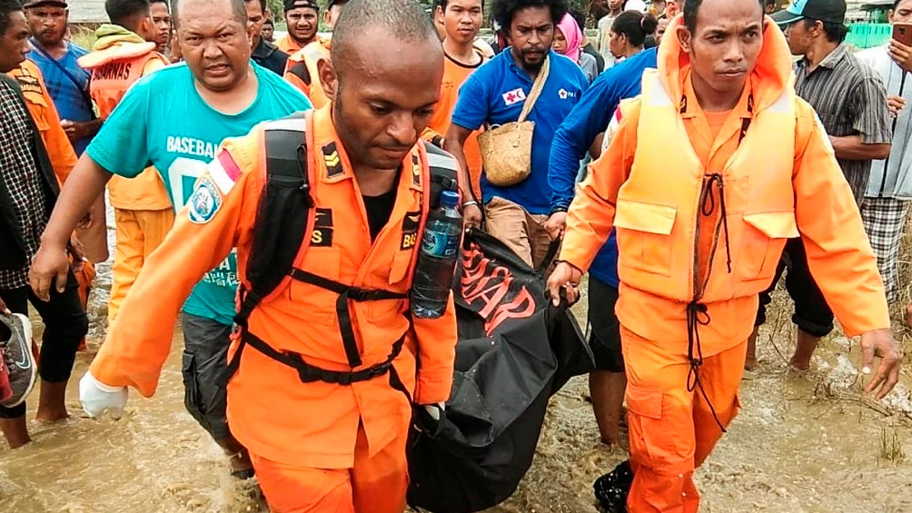 Traslado de un cadáver tras las riadas en Indonesia