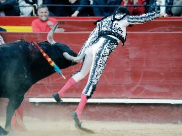 El diestro Enrique Ponce ha resultado cogido durante la faena de muleta El diestro Enrique Ponce ha resultado cogido durante la faena de muleta