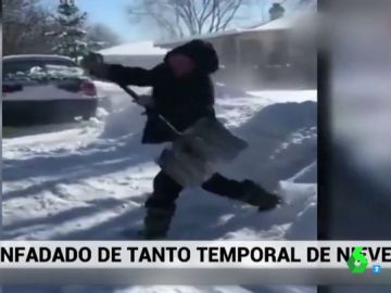 La divertida caída de un hombre en pleno enfado por tener que quitar la nieve de delante de su casa