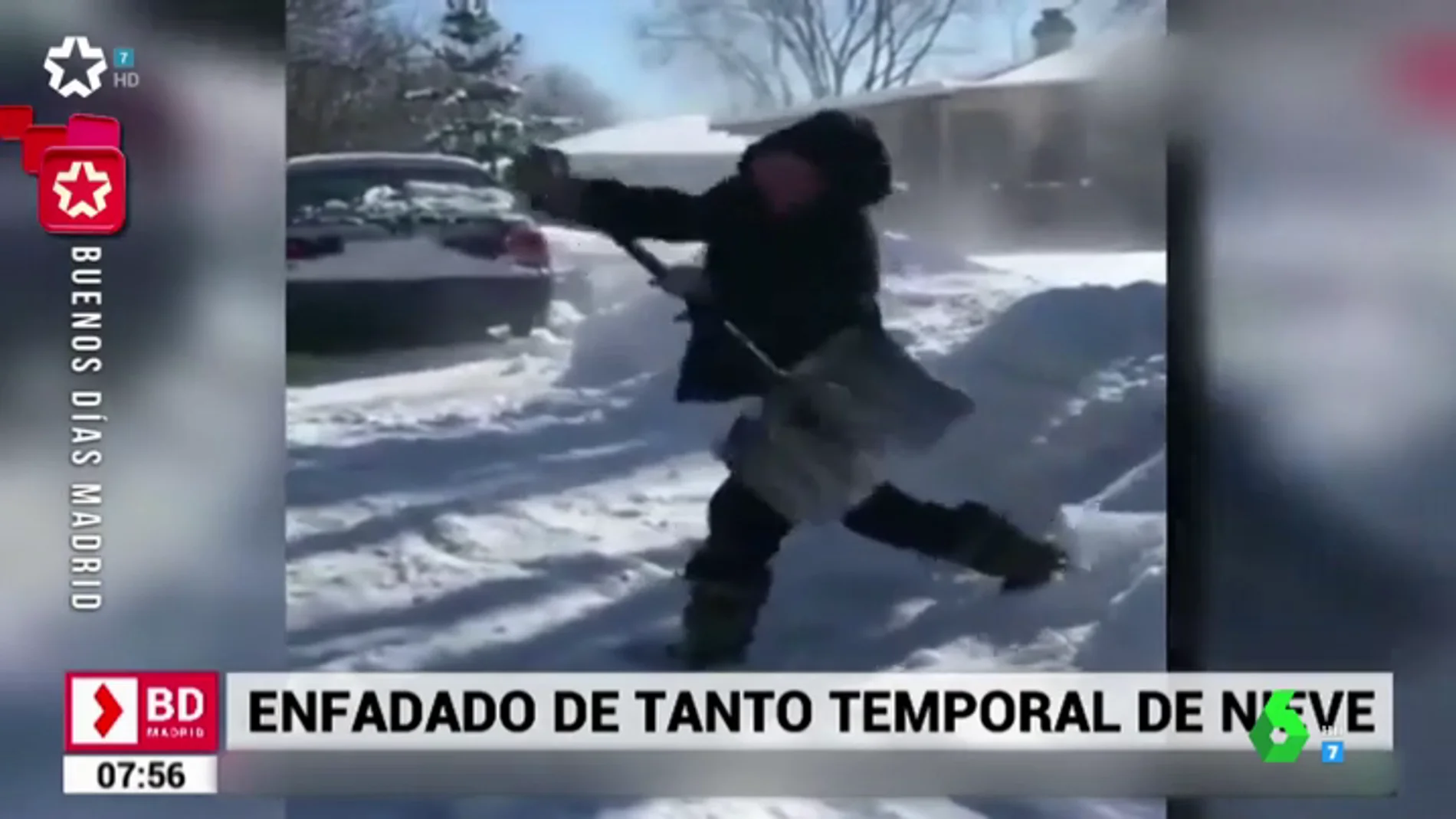 La divertida caída de un hombre en pleno enfado por tener que quitar la nieve de delante de su casa