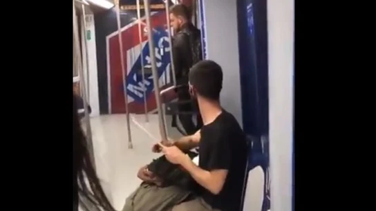 Imagen del joven afilando un gran cuchillo en el interior de Metro Madrid Imagen del joven afilando un gran cuchillo en el interior de Metro Madrid