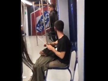 Imagen del joven afilando un gran cuchillo en el interior de Metro Madrid Imagen del joven afilando un gran cuchillo en el interior de Metro Madrid
