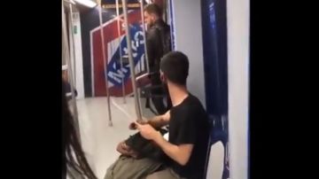 Imagen del joven afilando un gran cuchillo en el interior de Metro Madrid