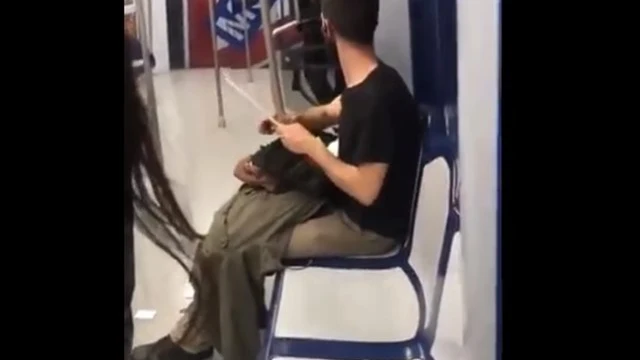 Imagen del joven afilando un gran cuchillo en el interior de Metro Madrid