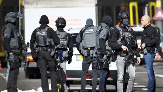 Policías armados vigilan la zona donde varias personas han resultado heridas Policías armados vigilan la zona donde varias personas han resultado heridas