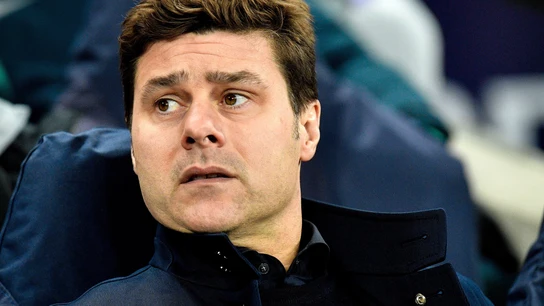 Pochettino, con gesto serio en el banquillo Pochettino, con gesto serio en el banquillo
