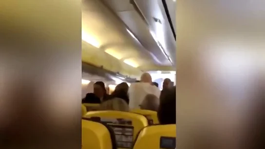 Pelea en un avión de Ryanair: un pasajero trata de arrancar la nariz a otro de un mordisco Pelea en un avión de Ryanair: un pasajero trata de arrancar la nariz a otro de un mordisco